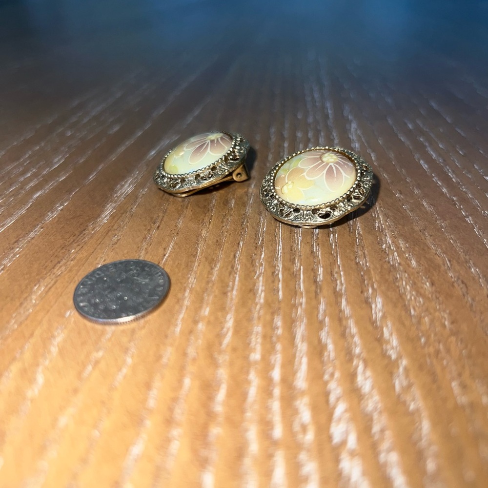 Vintage Gold Floral Clip On Earrings - Picture 6 of 6